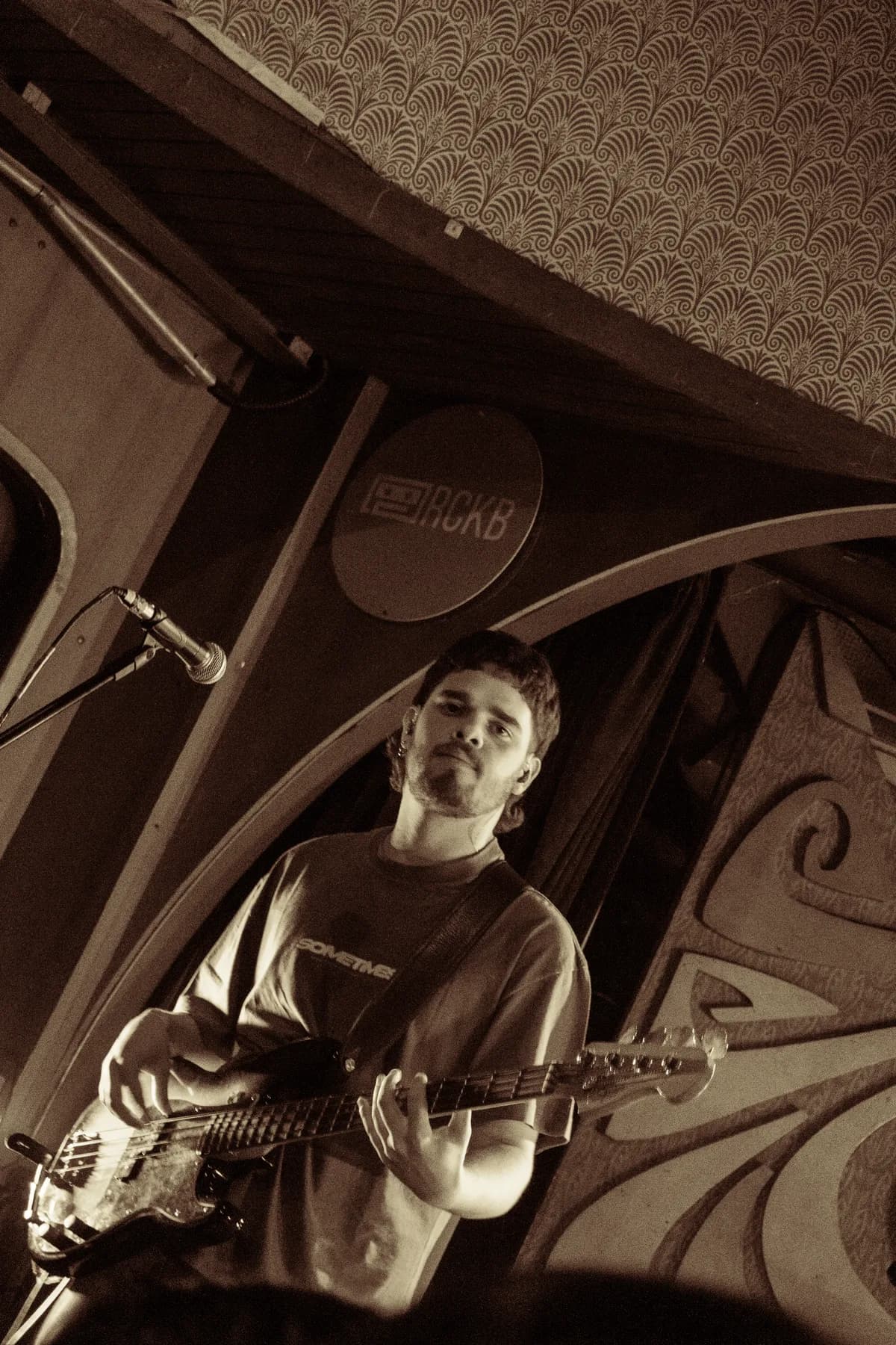 Guitarra sob o letreiro do RCKB