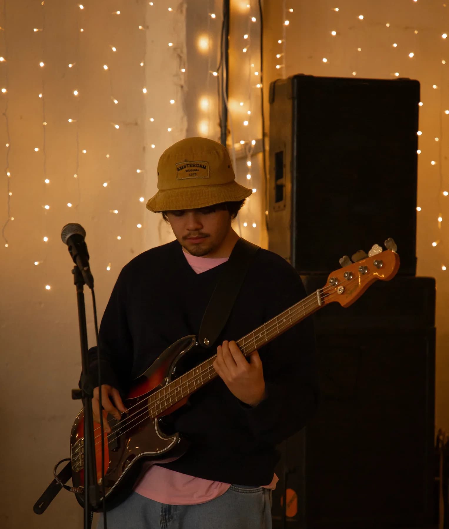 Bucket hat e baixo, luzinhas