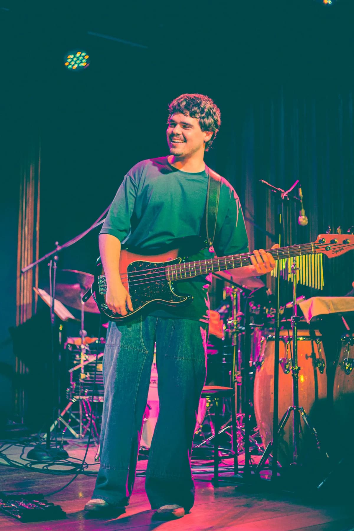 Camisa verde, luz de palco