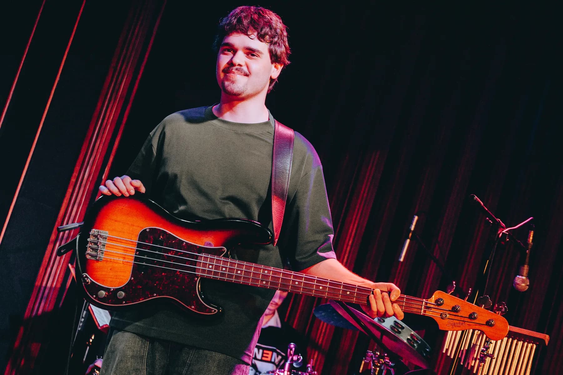 Fran sorrindo no palco